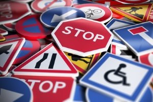 Zu Ihrer eigenen Sicherheit sollten Sie die Verkehrszeichen auf Island beachten.