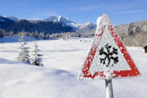Sind verschneite Verkehrsschilder weiterhin gültig?