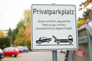 Wann wird eine Vertragsstrafen für das Parken auf einem Privatparkplatz ausgesprochen?