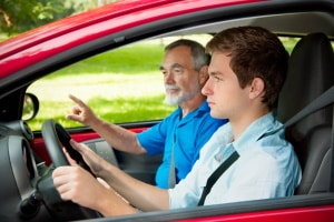 Vorausschauendes Fahren wird schon in der Fahrschule gelehrt.