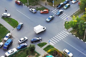 Seit 1992 müssen Sie in Deutschland laut StVO beim Linksabbiegen voreinander Abbiegen.