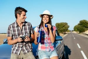 Was gehört in ein Auto? Eine Wasserflasche sollten Sie dabeihaben.