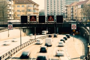 Dauer- und Wechsellichtzeichen sollen für mehr Sicherheit im Verkehr sorgen.