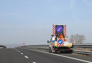 Wechselverkehrszeichen auf der Autobahn sind auch mobil an Fahrzeugen möglich.