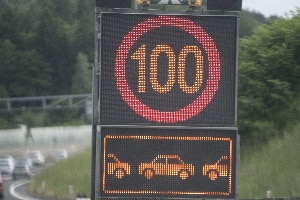 Über Wechselverkehrszeichen kann der Verkehrsfluss nach Bedarf beeinflusst werden.