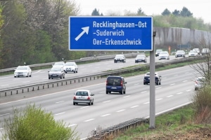 Wegweisungen auf der Autobahn zeigen unter anderem an, welche Ziele Sie an einer Ausfahrt finden.