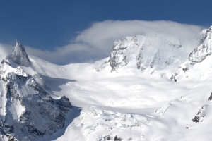 Die Winterreifenpflicht in Deutschland schließt Schneeketten nicht mit ein. Diese kommen vor allem nahe Bergen und Abhängen zum Einsatz.