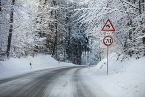 Winterausrüstung beim Auto: Unterschiedliche Pflichten in den  Nachbarländern