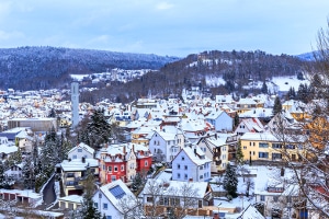 Beeinflusst wird die Winterreifenpflicht durch die StVO. Darin sind die genauen Wetterbedingungen gelistet, die Winterreifen erfordern.