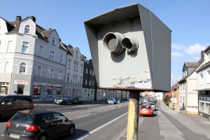 Wird ein Fahrer sonntags geblitzt und vermutet eine fehlerhafte Messung, kann er Einspruch einlegen.