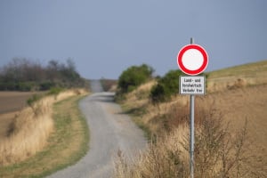 Ob ein Wirtschaftsweg befahren werden darf, kann durch Verkehrszeichen geregelt sein.