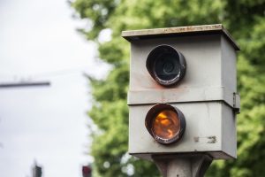 Wo darf innerorts und außerorts geblitzt werden? An Gefahrenstellen dürfen Blitzer näher am Temposchild stehen.