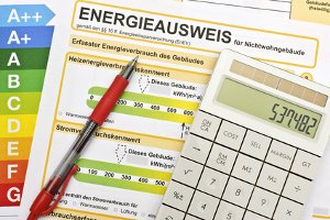 Wer ein Wohngebäude verkaufen will, muss ein Energieausweis für das Haus besorgen.