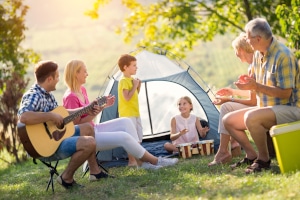 Campingurlaub mit der ganzen Familie? Jeder kann ein Wohnmobil ausleihen, einige Vermieter legen allerdings ein Mindest- und Höchstalter fest.