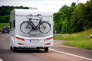 Bei den meisten Wohnmobilvermietungen können Sie Extra-Ausstattung wie einen Fahrradträger dazu buchen.