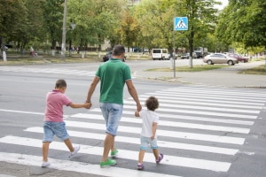 Wird auf einen Zebrastreifen mit einem Schild hingewiesen, sollten Autofahrer besonders aufmerksam sein.