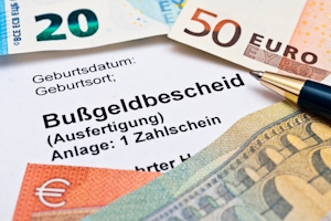 Zigarette aus dem Auto werfen: Eine Strafe droht häufig nicht, sondern vielmehr ein Bußgeld.