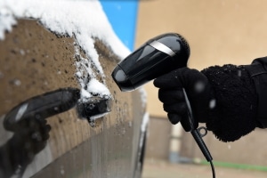 Warmes Wasser oder Enteiserspray: Was hilft bei einer zugefrorenen Autotür?