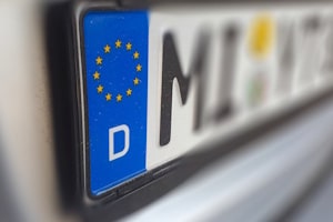 Die Kfz-Zulassungsstelle in Lübeck bietet auch Wunschkennzeichen als Dienstleistung an.